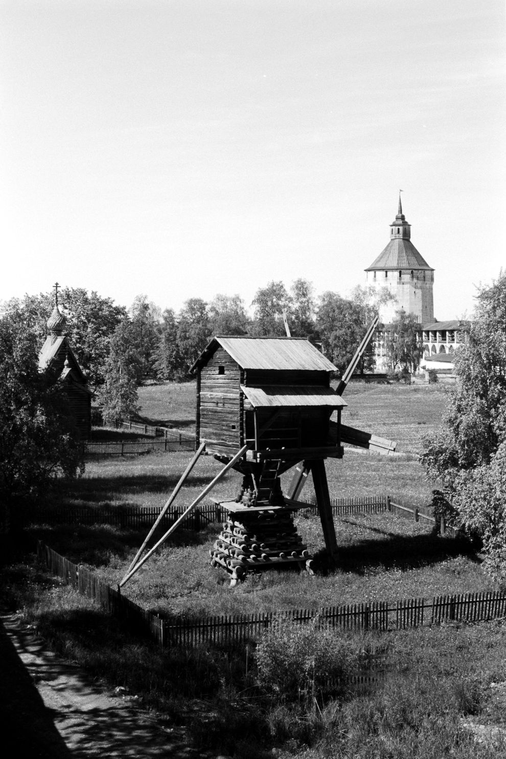 Kirillov
Russia. Vologda Region. Kirillovskii District
St. Kirill-Belozersk monastery
Wooden windmill originally from Gorki Village
1998-06-07
© Photographs by William Brumfield