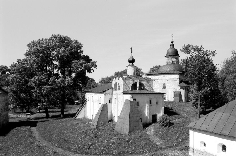 Кириллов, г.
Россия. Вологодская обл.. Кирилловский р-н
Кирилло-Белозерский монастырь
Церковь Сергия Радонежского с трапезной палатой
1998-06-07
© Фотографии Уильяма Брумфилда