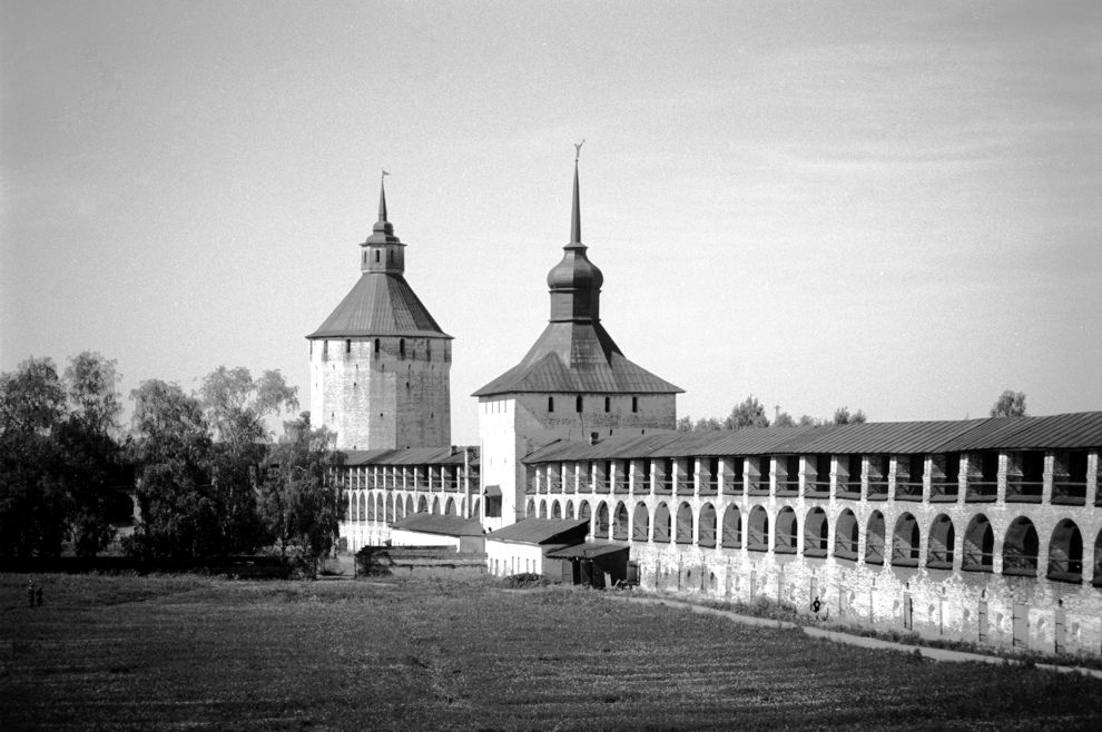 Kirillov
Russia. Vologda Region. Kirillovskii District
St. Kirill-Belozersk monastery
Kazan Tower
1998-06-07
© Photographs by William Brumfield