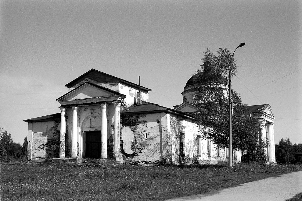Kirillov
Russia. Vologda Region. Kirillovskii District
Church of the Kazan Icon of Mother of God
1998-06-07
© Photographs by William Brumfield