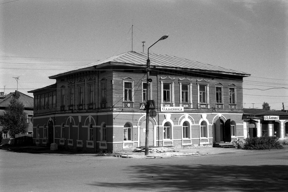 Kirillov
Russia. Vologda Region. Kirillovskii District
Commercial building
1998-06-07
© Photographs by William Brumfield