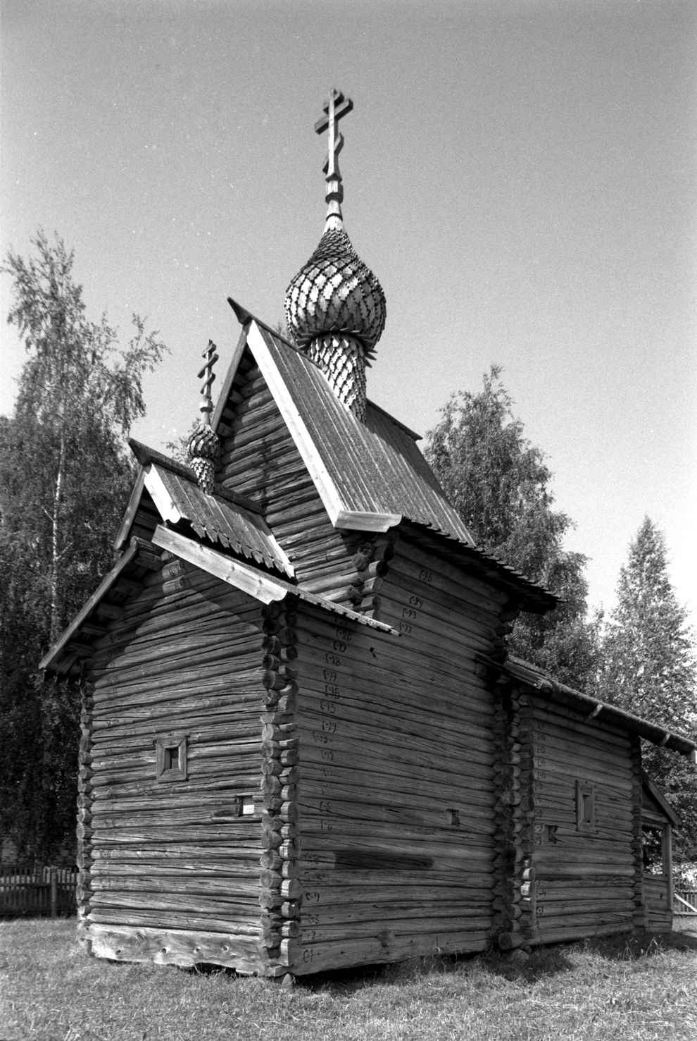 Kirillov
Russia. Vologda Region. Kirillovskii District
St. Kirill-Belozersk monastery
Church of the Deposition of the Robe originally from Borodava village
1999-07-14
© Photographs by William Brumfield