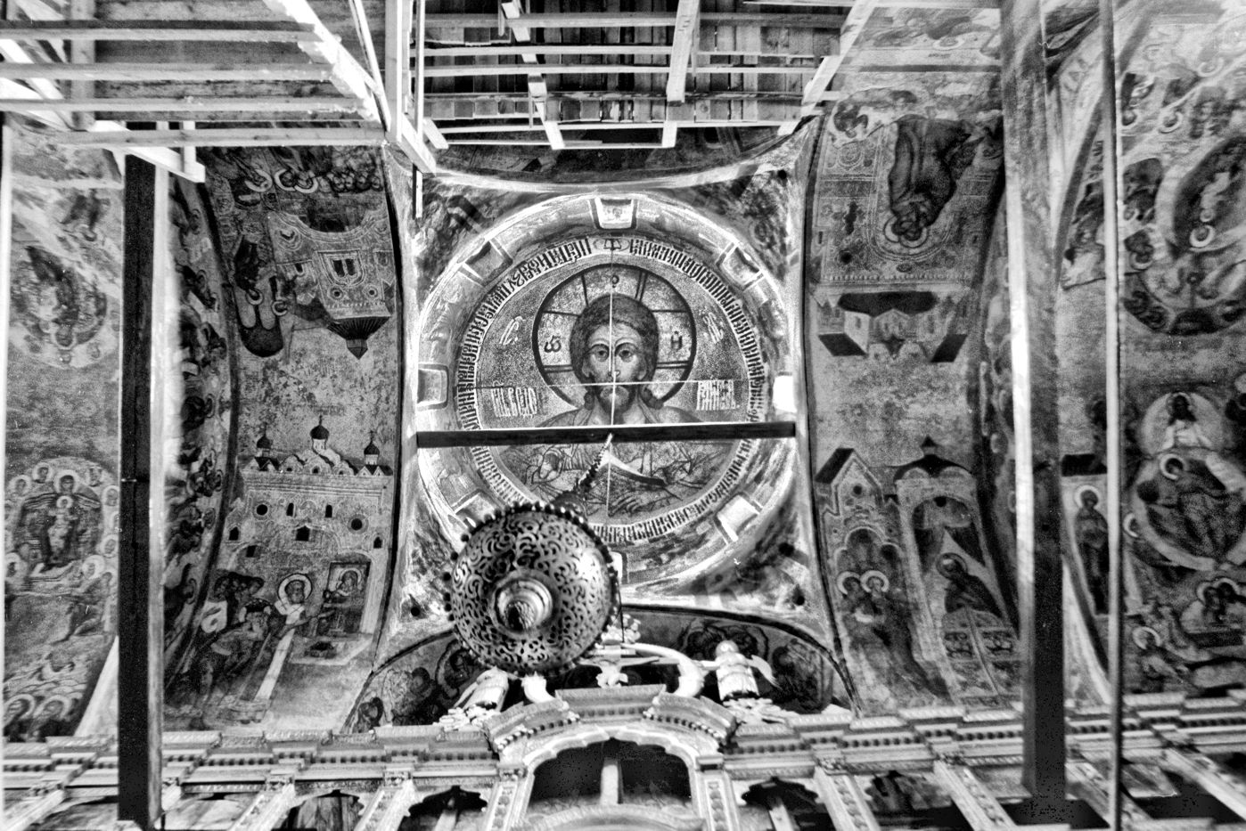 Kirillov
Russia. Vologda Region. Kirillovskii District
St. Kirill-Belozersk monastery
Cathedral of Dormition
Interior. Cupola
1999-07-14
© Photographs by William Brumfield