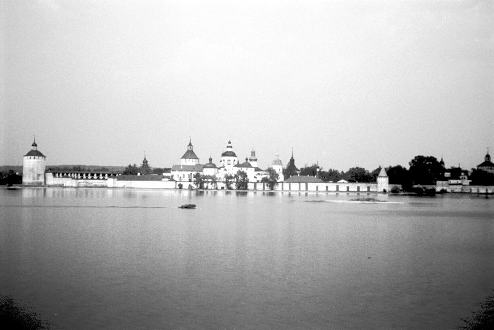 Kirillov
Russia. Vologda Region. Kirillovskii District
St. Kirill-Belozersk monastery
Panorama from Siverskoe Lake
1999-07-14
© Photographs by William Brumfield