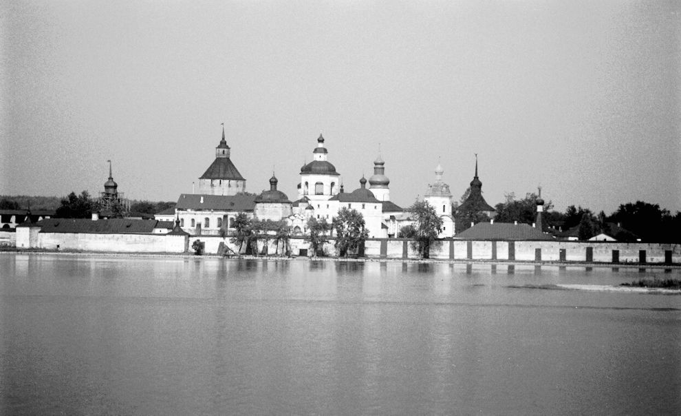 Kirillov
Russia. Vologda Region. Kirillovskii District
St. Kirill-Belozersk monastery
Panorama from Siverskoe Lake
1999-07-14
© Photographs by William Brumfield