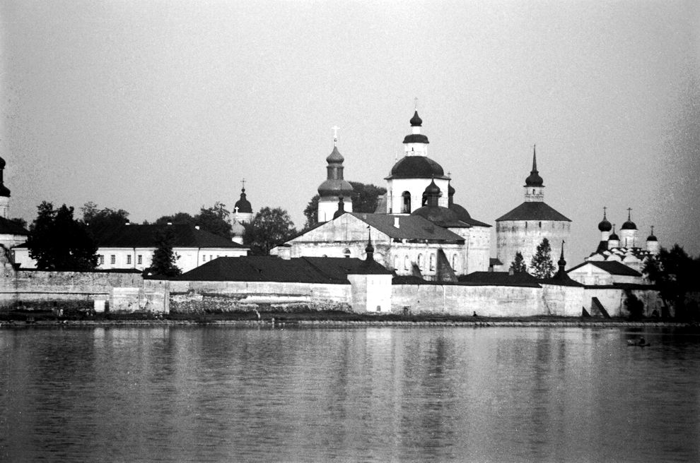 Kirillov
Russia. Vologda Region. Kirillovskii District
St. Kirill-Belozersk monastery
Panorama from Siverskoe Lake
1999-07-14
© Photographs by William Brumfield