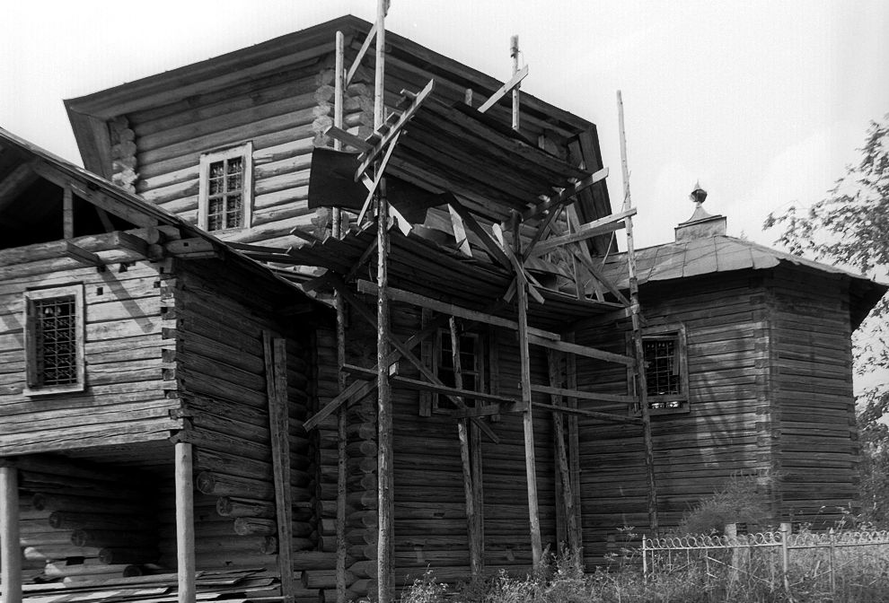 Tsypino
Russia. Vologda Region. Kirillovskii District
Log church of Elijah the Prophet
1999-07-15
© Photographs by William Brumfield