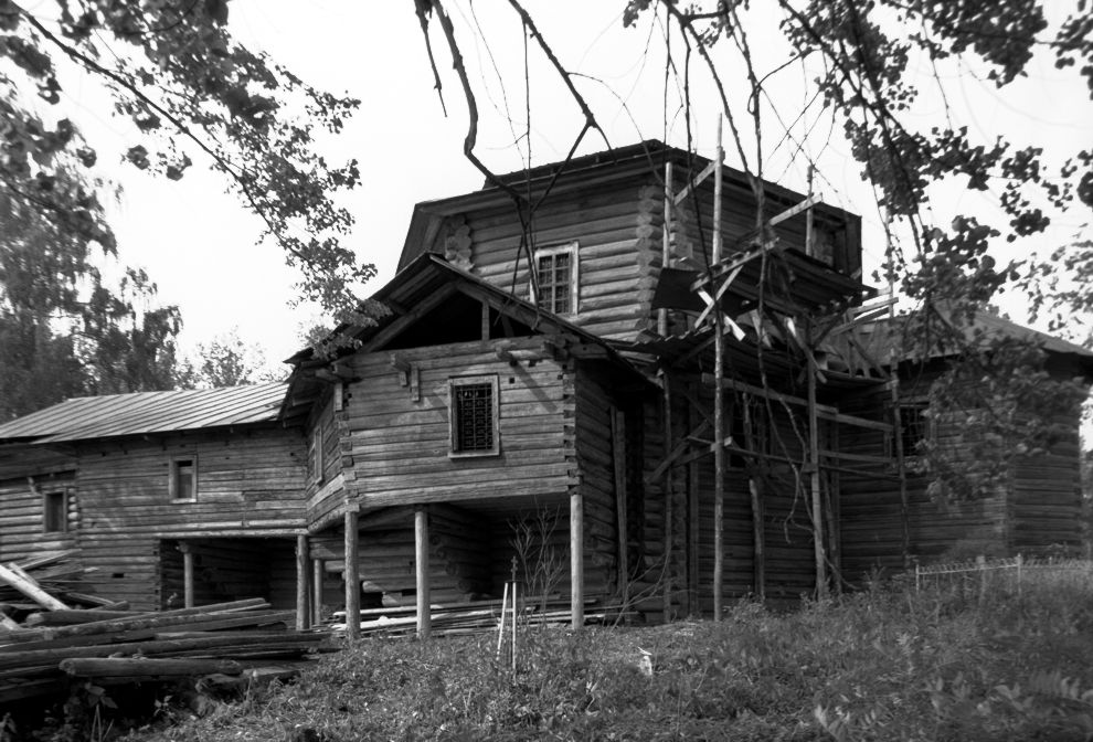 Tsypino
Russia. Vologda Region. Kirillovskii District
Log church of Elijah the Prophet
1999-07-15
© Photographs by William Brumfield