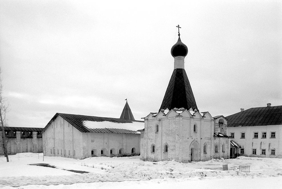 Kirillov
Russia. Vologda Region. Kirillovskii District
St. Kirill-Belozersk monastery
Large infirmary
2001-04-01
© Photographs by William Brumfield