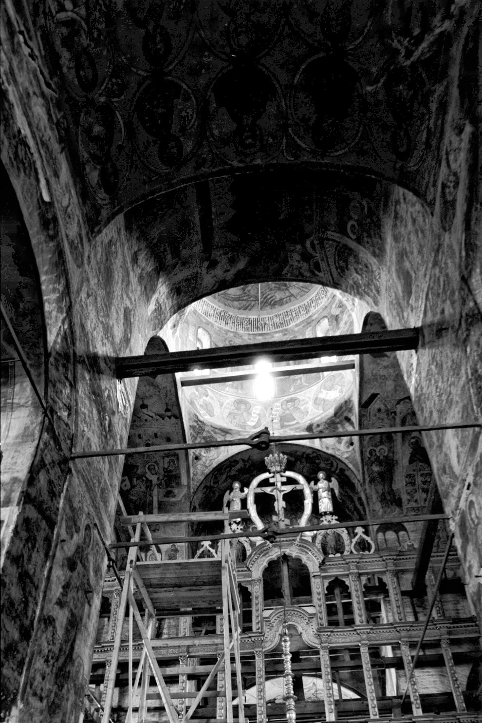 Kirillov
Russia. Vologda Region. Kirillovskii District
St. Kirill-Belozersk monastery
Cathedral of Dormition
Interior. Iconostasis
2001-04-01
© Photographs by William Brumfield