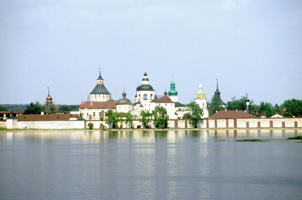 Kirillov
Russia. Vologda Region. Kirillovskii District
St. Kirill-Belozersk monastery
Panorama from Siverskoe Lake
1999-07-15
© Photographs by William Brumfield