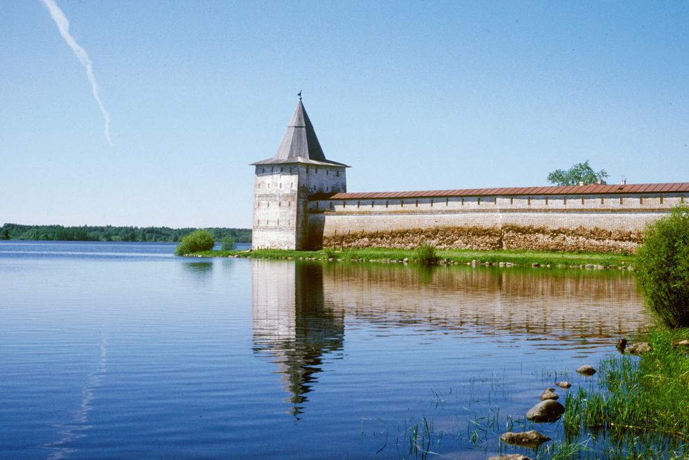 Kirillov
Russia. Vologda Region. Kirillovskii District
St. Kirill-Belozersk monastery
Svitochnaia Tower
1998-06-07
© Photographs by William Brumfield