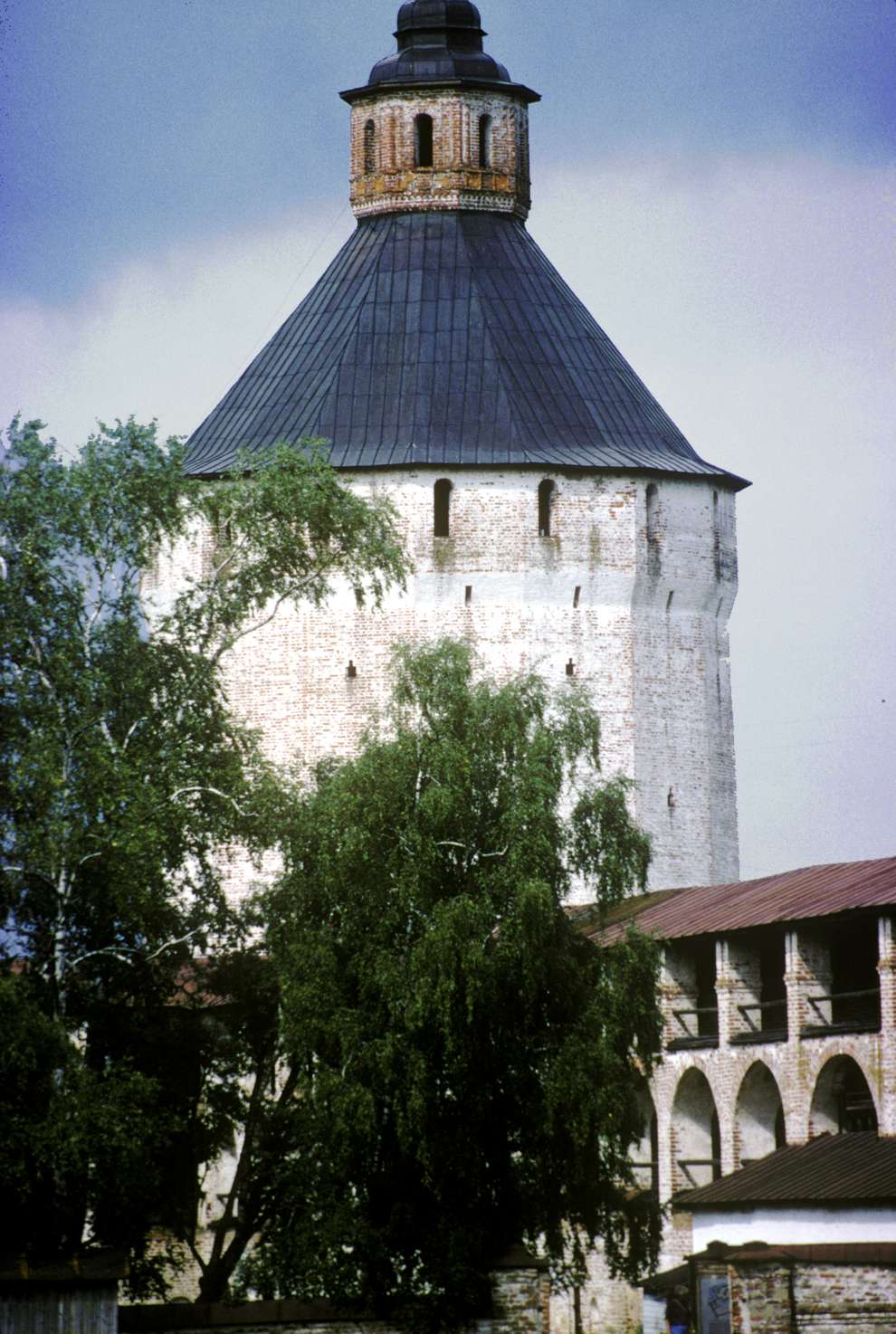 Kirillov
Russia. Vologda Region. Kirillovskii District
St. Kirill-Belozersk monastery
Ferapontov (Moscow) Tower
1991-08-08
© Photographs by William Brumfield