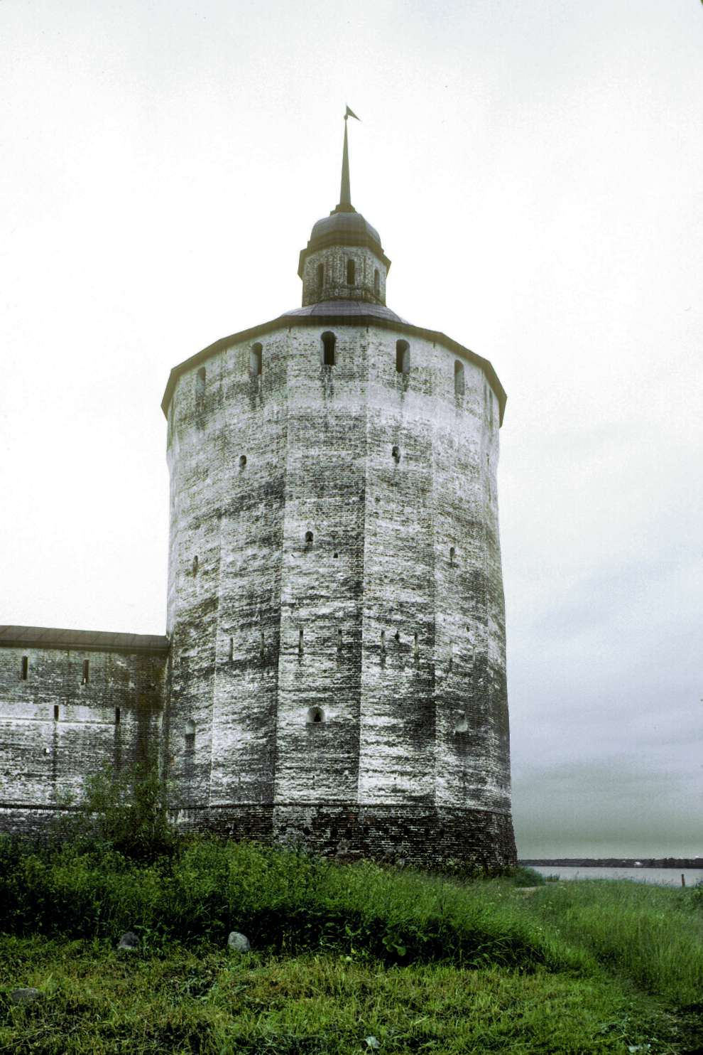 Kirillov
Russia. Vologda Region. Kirillovskii District
St. Kirill-Belozersk monastery
Belolzerskaia tower
1993-07-12
© Photographs by William Brumfield