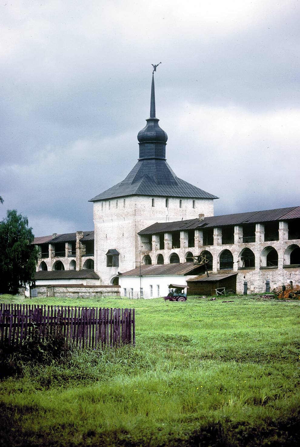 Kirillov
Russia. Vologda Region. Kirillovskii District
St. Kirill-Belozersk monastery
Kazan Tower
1991-08-08
© Photographs by William Brumfield