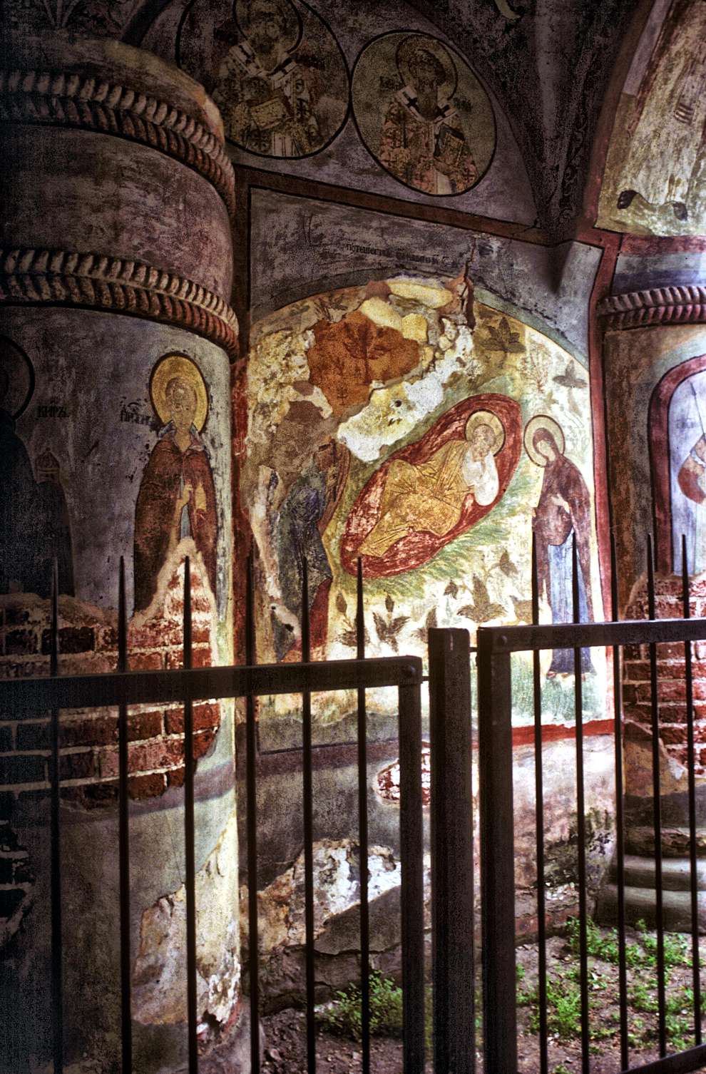 Kirillov
Russia. Vologda Region. Kirillovskii District
St. Kirill-Belozersk monastery
Gate church of Saint John Climacus
Holy Gates, west passage, south bay, east wall
1991-08-08
© Photographs by William Brumfield