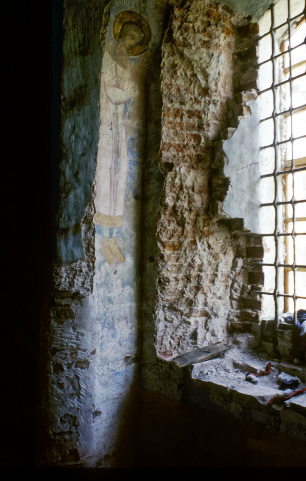 Kirillov
Russia. Vologda Region. Kirillovskii District
St. Kirill-Belozersk monastery
Cathedral of Dormition
Interior. Apse
1999-07-14
© Photographs by William Brumfield