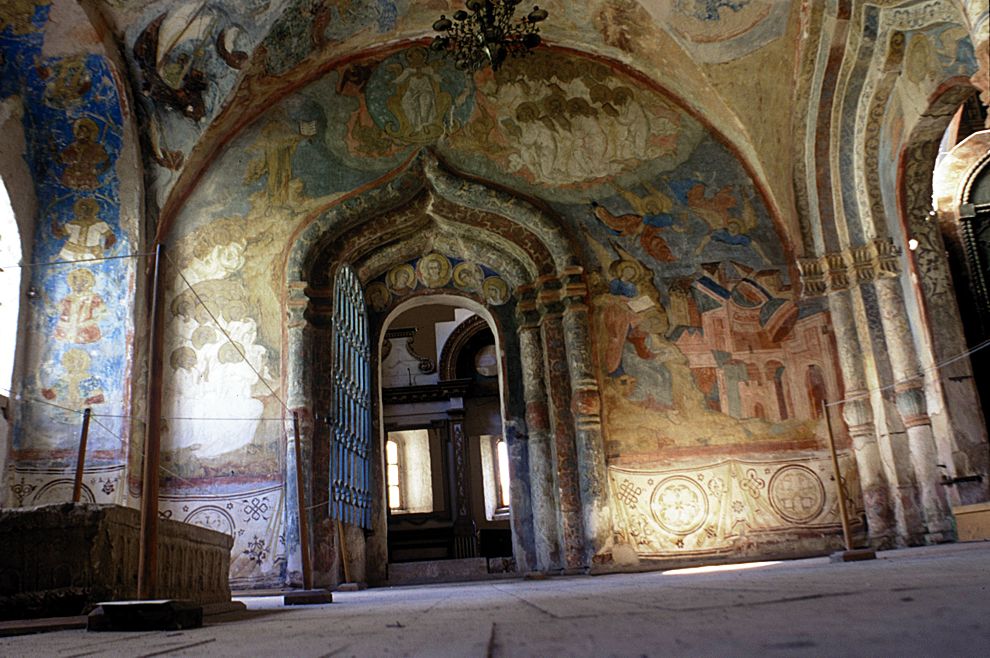 Kirillov
Russia. Vologda Region. Kirillovskii District
St. Kirill-Belozersk monastery
Cathedral of Dormition
Interior. North gallery. East portal to church of Saint Vladimir
1999-07-14
© Photographs by William Brumfield