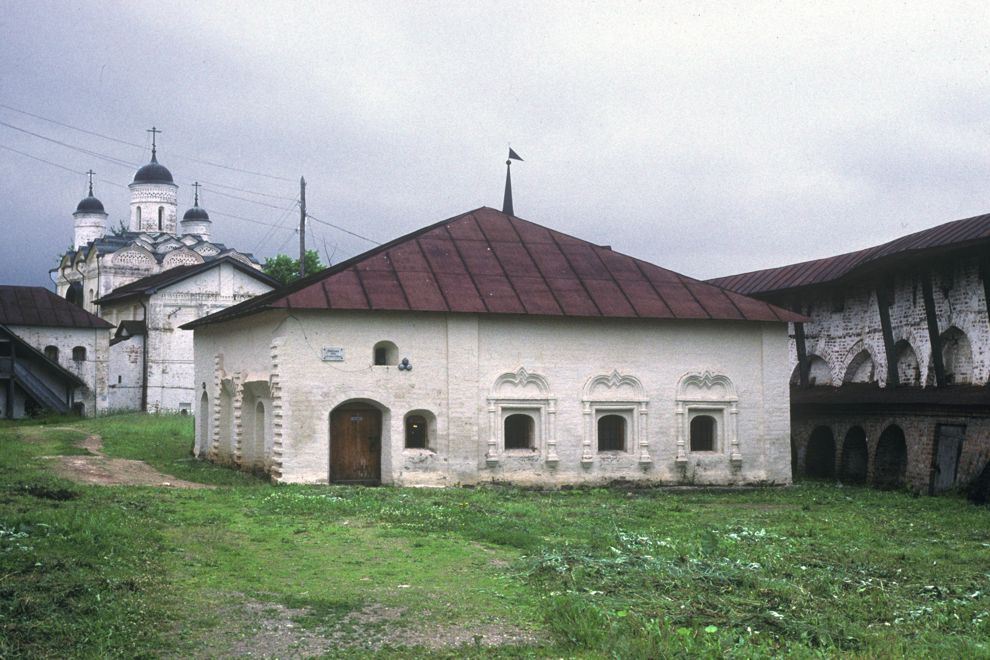 Kirillov
Russia. Vologda Region. Kirillovskii District
St. Kirill-Belozersk monastery
Cook`s Chambers
1991-08-08
© Photographs by William Brumfield