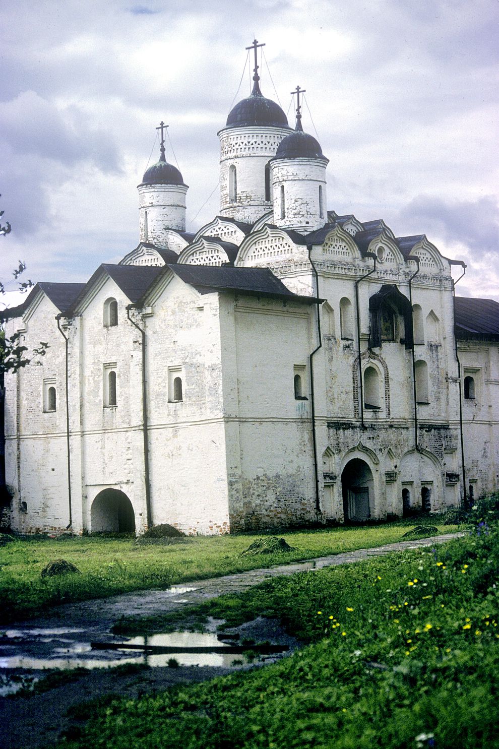 Kirillov
Russia. Vologda Region. Kirillovskii District
St. Kirill-Belozersk monastery
Church of the Transfiguration over Water gate
1991-08-08
© Photographs by William Brumfield