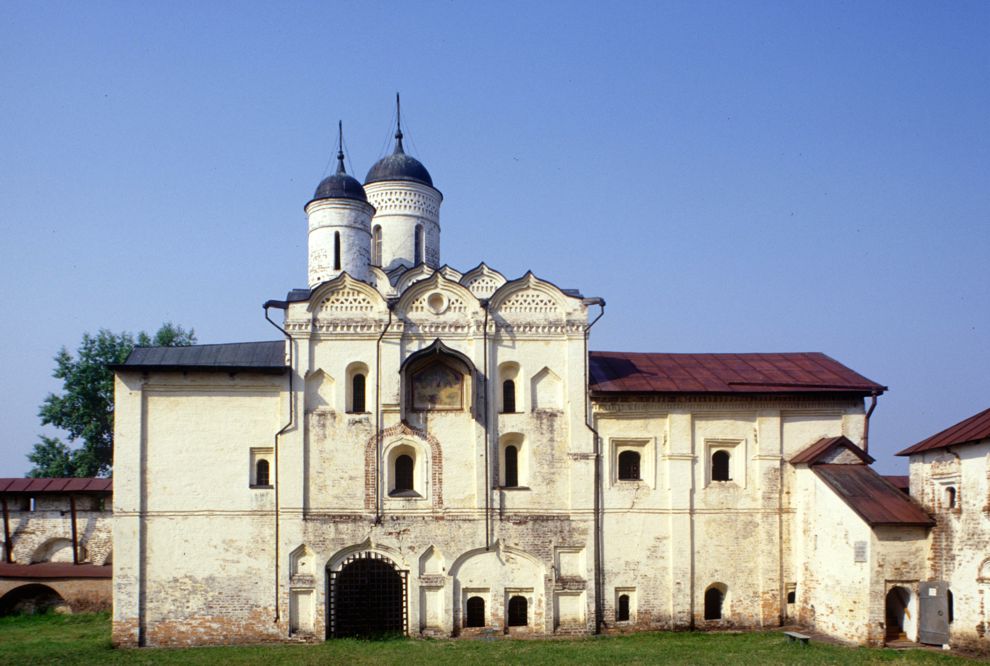 Kirillov
Russia. Vologda Region. Kirillovskii District
St. Kirill-Belozersk monastery
Church of the Transfiguration over Water gate
1999-07-15
© Photographs by William Brumfield