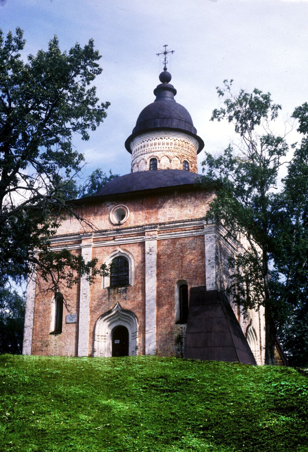 Kirillov
Russia. Vologda Region. Kirillovskii District
St. Kirill-Belozersk monastery
Church of John the Baptist
1995-08-10
© Photographs by William Brumfield