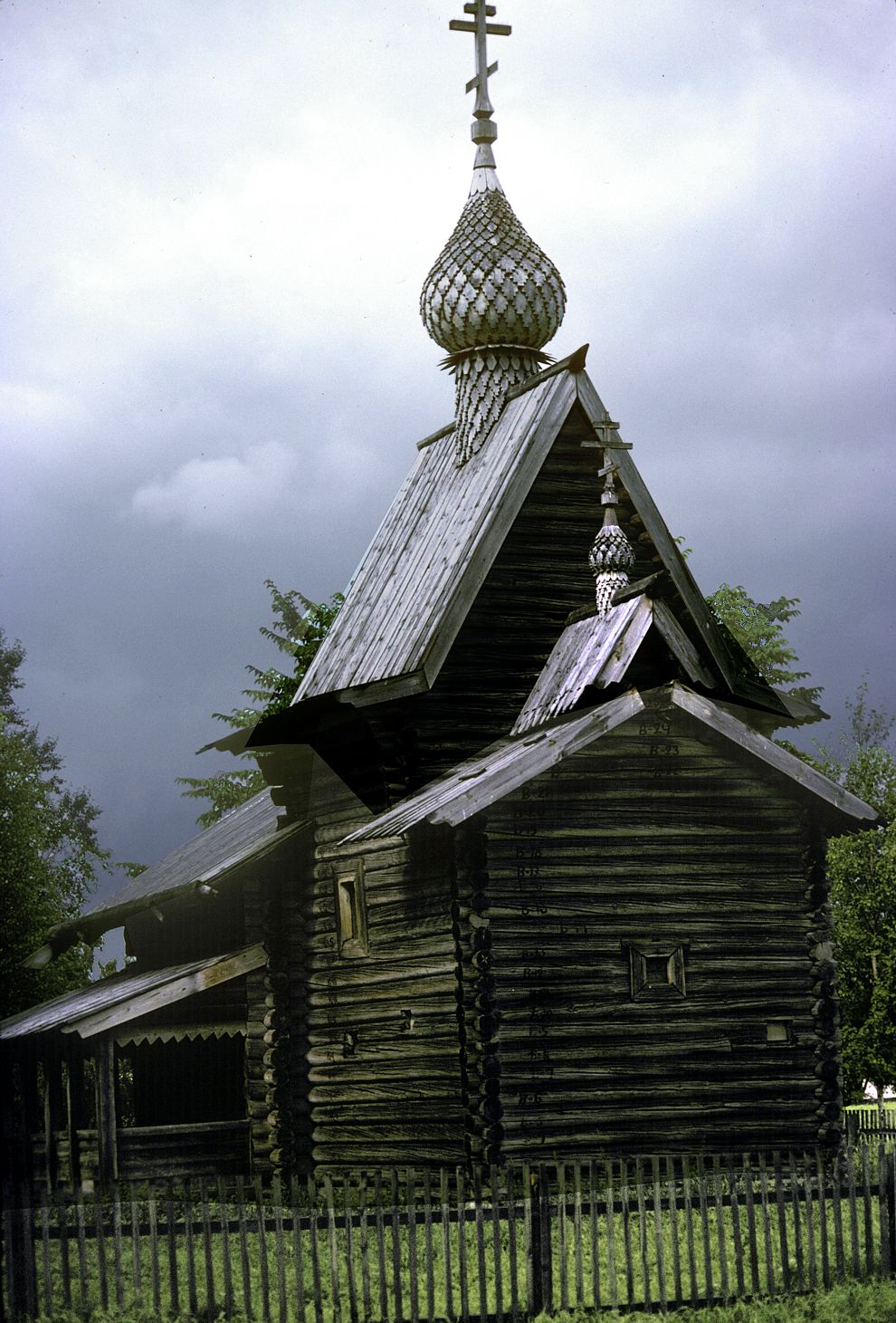 Kirillov
Russia. Vologda Region. Kirillovskii District
St. Kirill-Belozersk monastery
Church of the Deposition of the Robe originally from Borodava village
1991-08-08
© Photographs by William Brumfield