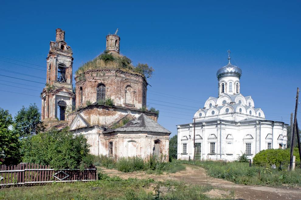 Dor
Russia. Kostroma Region. Buiskii District
Church of the Intercession
2010-08-12
© Photographs by William Brumfield