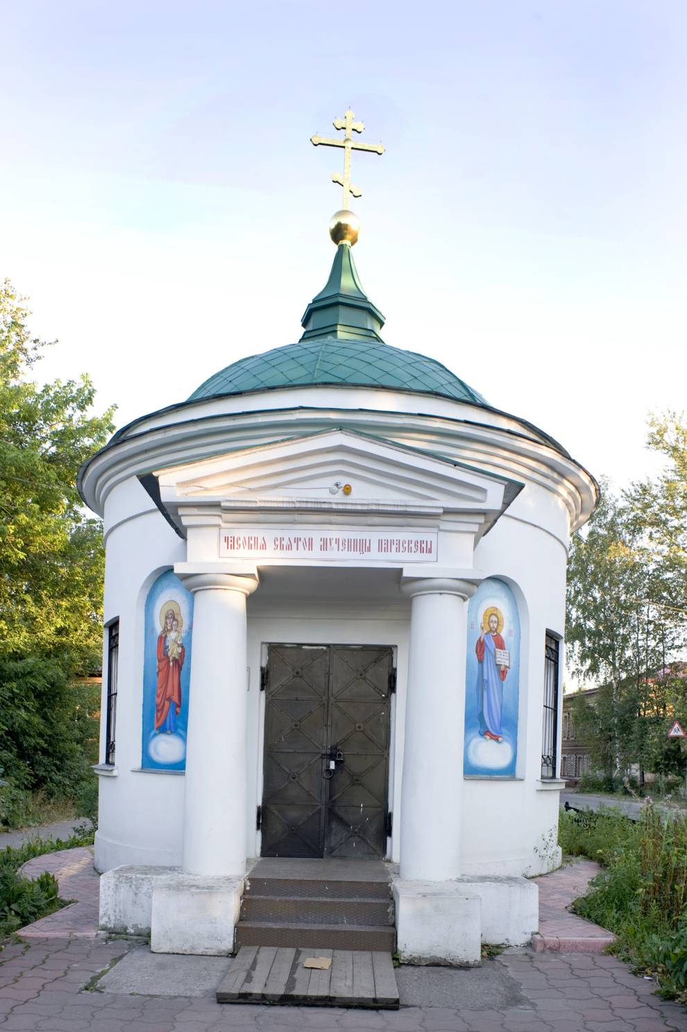 Bui
Russia. Kostroma Region. Buiskii District
Chapel of Saint Paraskeva PiatnitsaMarks Street / Revolution Square
2010-08-12
© Photographs by William Brumfield