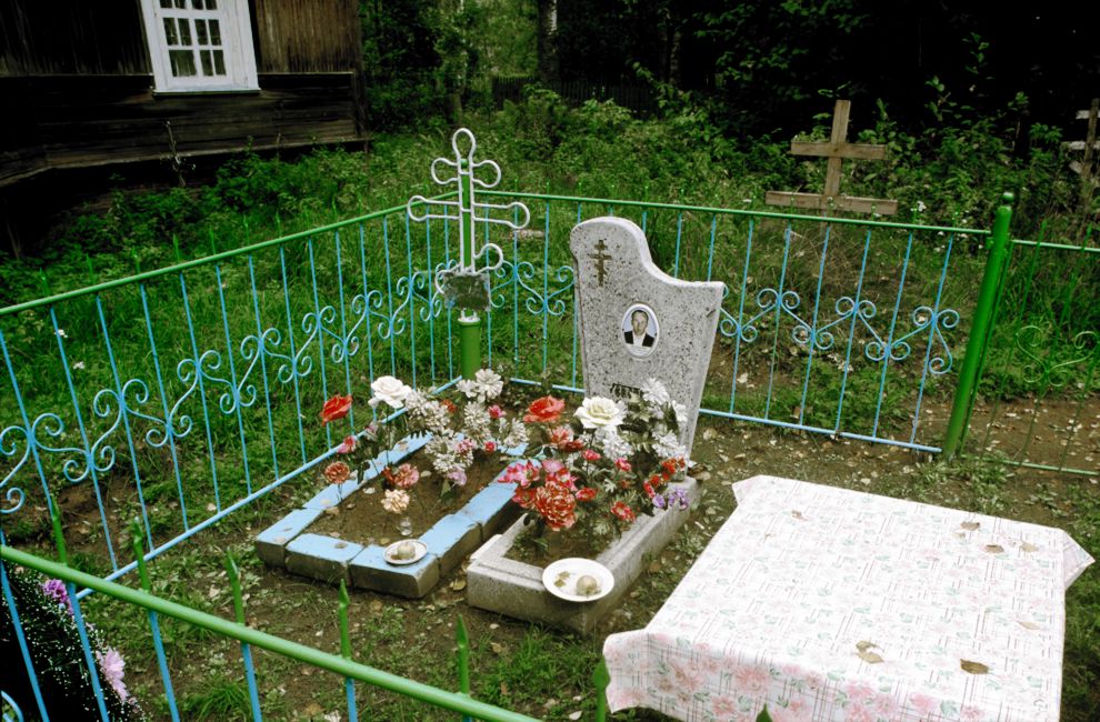 Lunevo
Russia. Vologda Region. Vashkinskii District
Log church of Saint Mitrofan
Burial plot at south side of the church
2006-08-27
© Photographs by William Brumfield