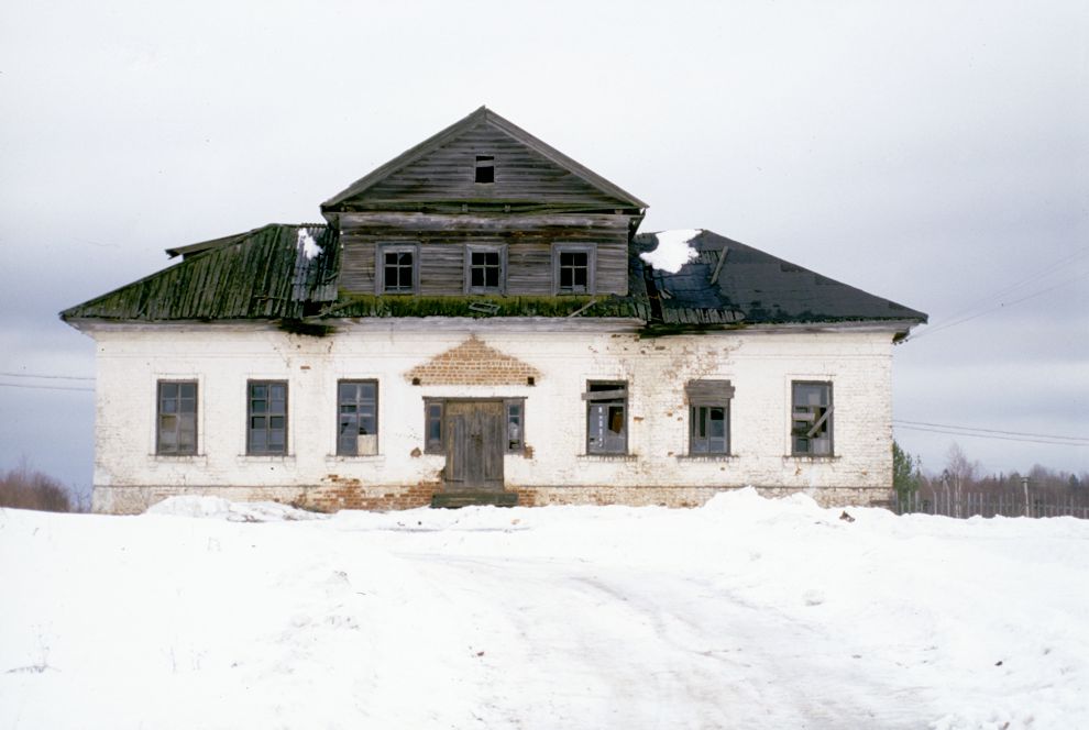 Popovka-Kalikinskaia
Russia. Vologda Region. Vojega District
Parish house
2001-04-02
© Photographs by William Brumfield