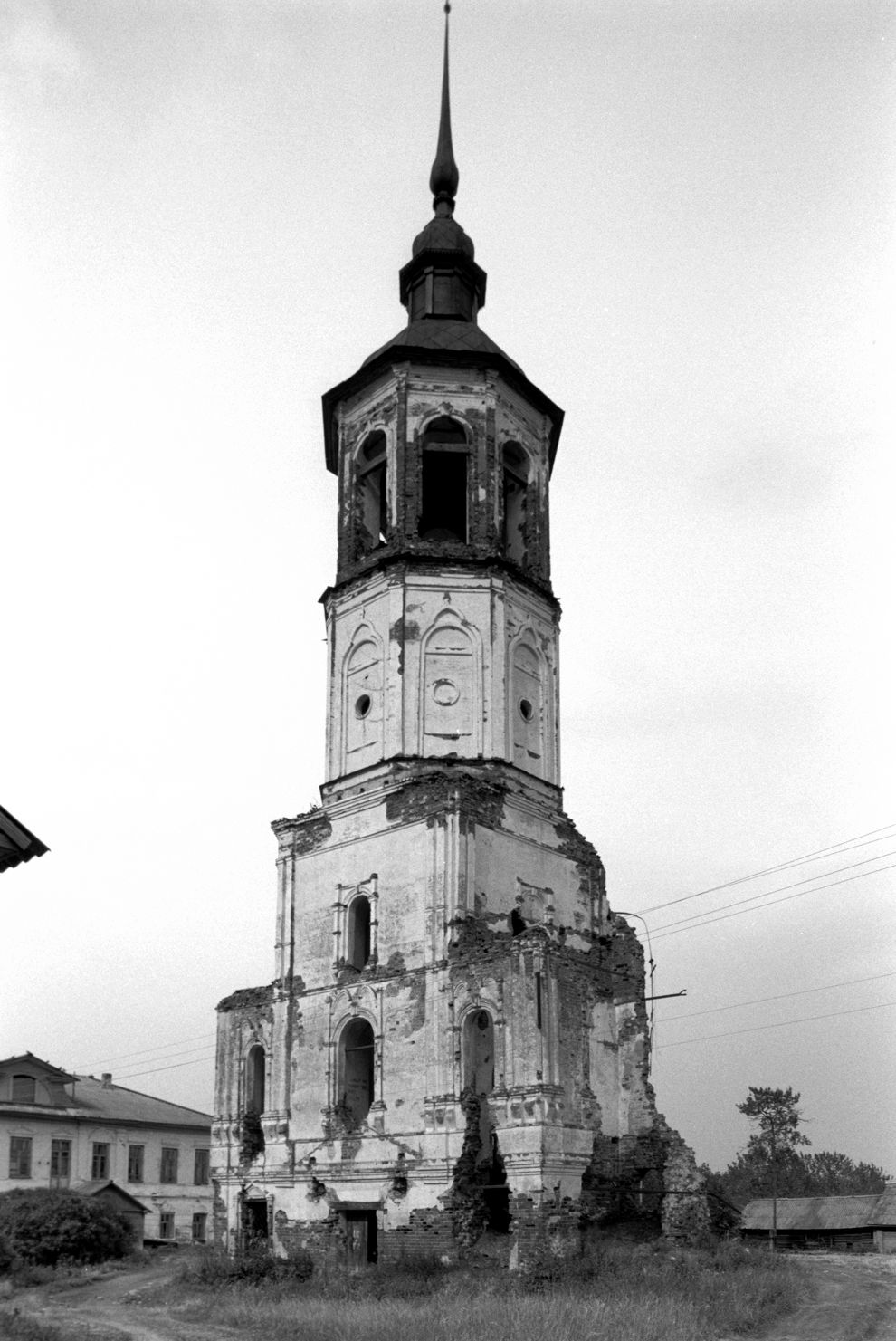 Siama
Russia. Vologda Region. Vologda District
Siama Monastery of Nativity of the Mother of God
Bell tower
1999-07-15
© Photograph by William Brumfield