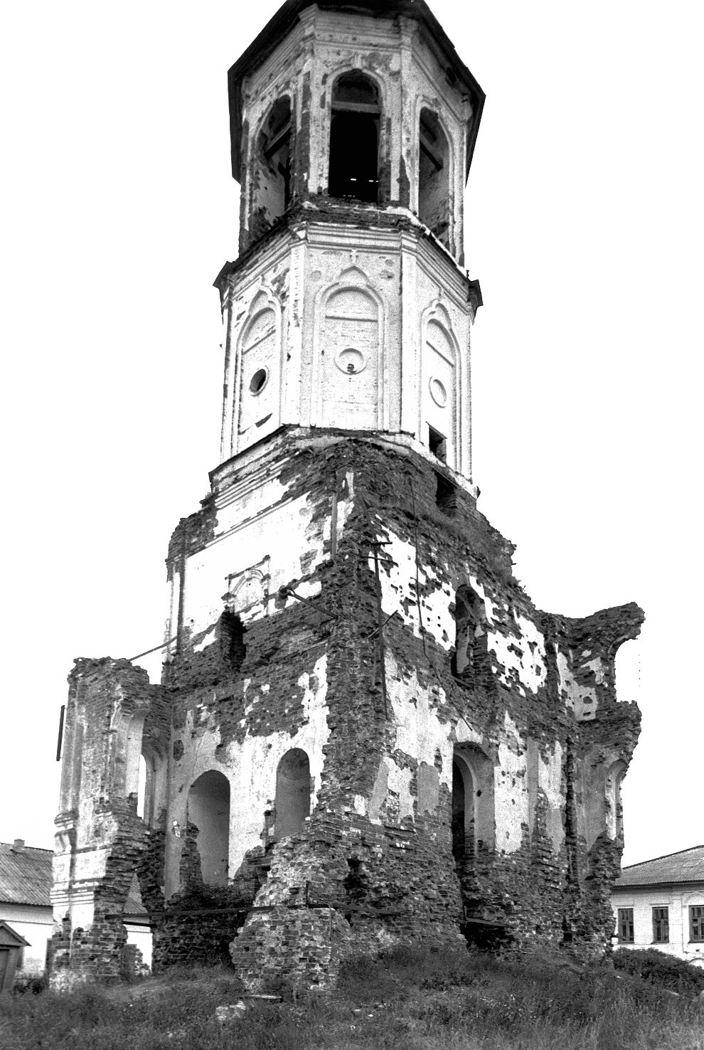 Siama
Russia. Vologda Region. Vologda District
Siama Monastery of Nativity of the Mother of God
Bell tower
1999-07-15
© Photograph by William Brumfield